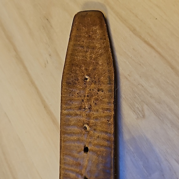 Heavily loved old green leather belt with lots of work wear and patina. - Picture 4 of 7